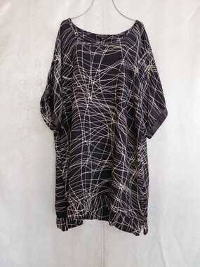 Jeffrey And Paula Plus Sz 22 Black Tunic with Cream Scribble Print Dolman Sleeve